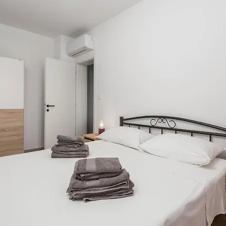 Apartament Front In With Wifi Lovran